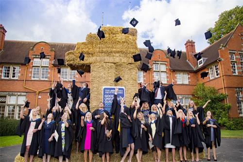 大学申请留学英国，一般申请多少所院校最合适？