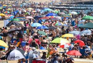 英国学校警告：避免海滩度假